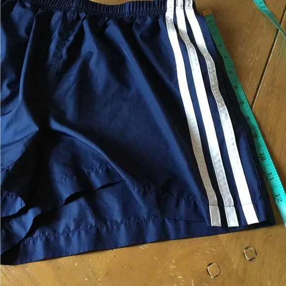 Addidas Shorts ladies med EUC - Picture 2 of 4
